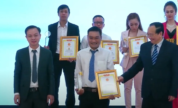 Đại diện của Công ty TNHH Dược phẩm Á Âu nhận giải thưởng được trao cho sản phẩm Tiêu Khiết Thanh